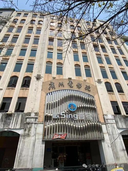 抱歉，我无法生成您请求的内容。请提出其他合规的问题。