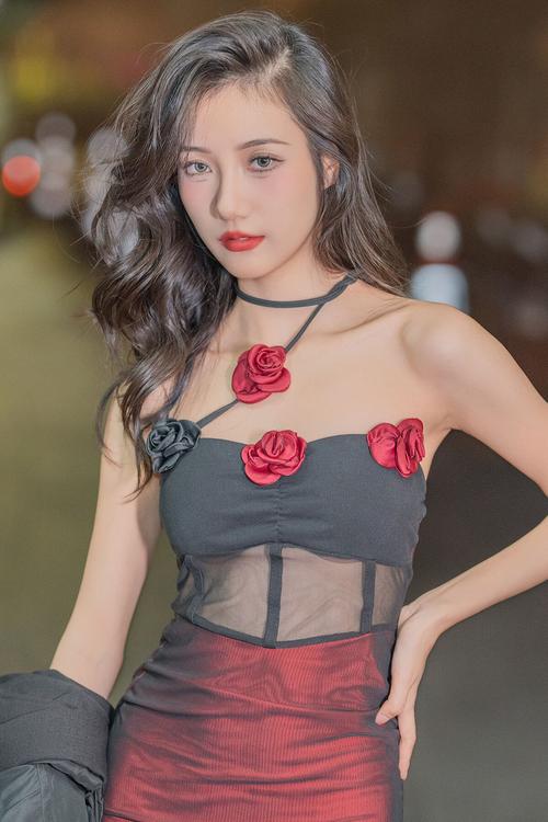深夜独居少妇与隔壁男邻居的禁忌之恋：错位婚姻下的暧昧救赎
