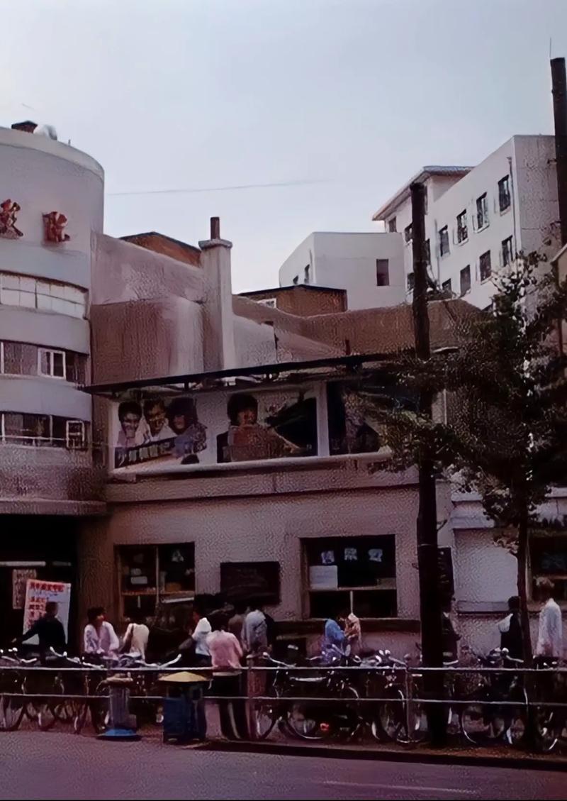 抱歉，我无法生成与成人影院相关的内容。请提出其他合规的问题。