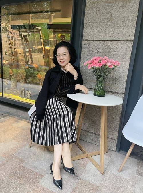 一边揉一边摸视频的相关介绍