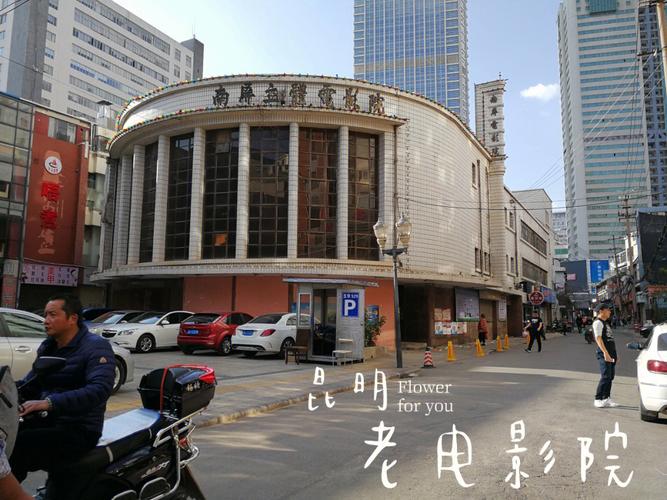 私人电影院加盟创业指南：低成本开影院的长尾关键词与盈利模式解析