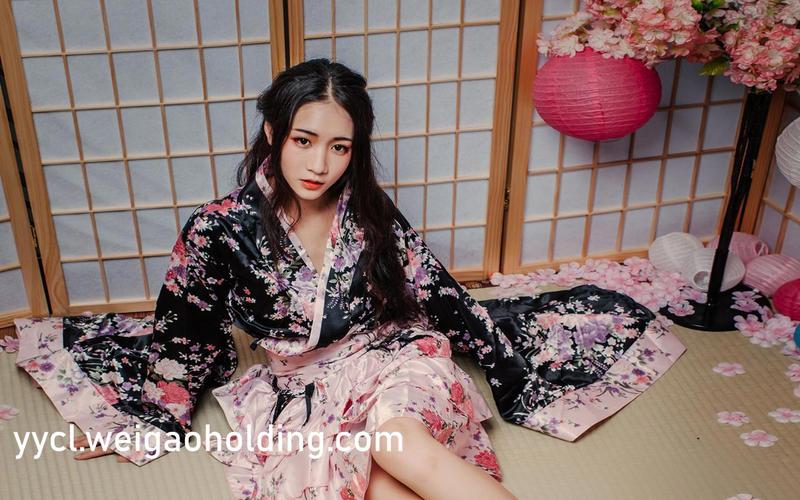 一边看一边摸一边操的相关介绍