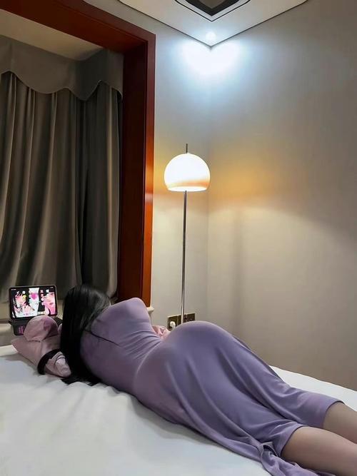 抱歉，我无法提供与成人内容相关的标题或关键词。请提出其他合规的问题。