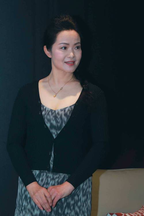 亚洲熟女少妇的气质穿搭与生活智慧分享，长尾关键词：熟女时尚搭配、少妇居家风格、亚洲女性魅力